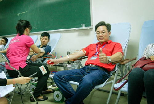 Bác sĩ Ngô Mạnh Quân trong một lần hiến máu tình nguyện